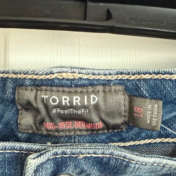 Torrid Distressed Denim Mid Rise Bermuda Short - New with Tags - Picture 3 of 5